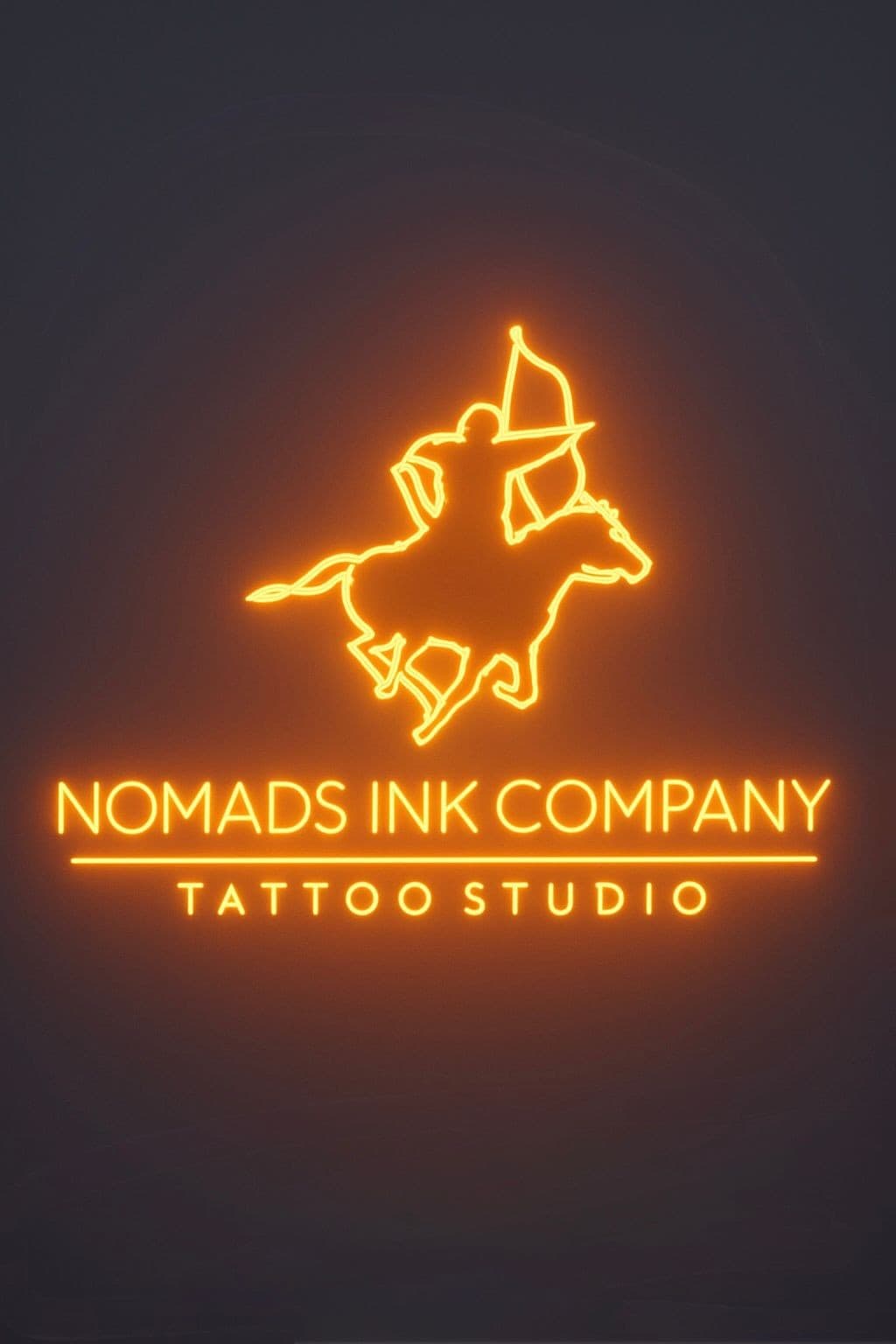 Leuchtendes Nomads Ink Company Logo mit berittenem Bogenschützen