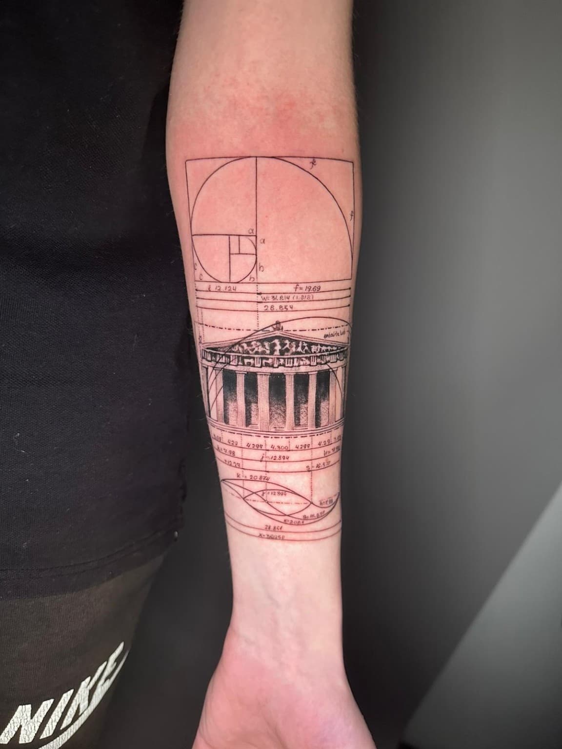 Feine Linien-Tattoo mit architektonischem Tempel- und Goldener-Schnitt-Motiv