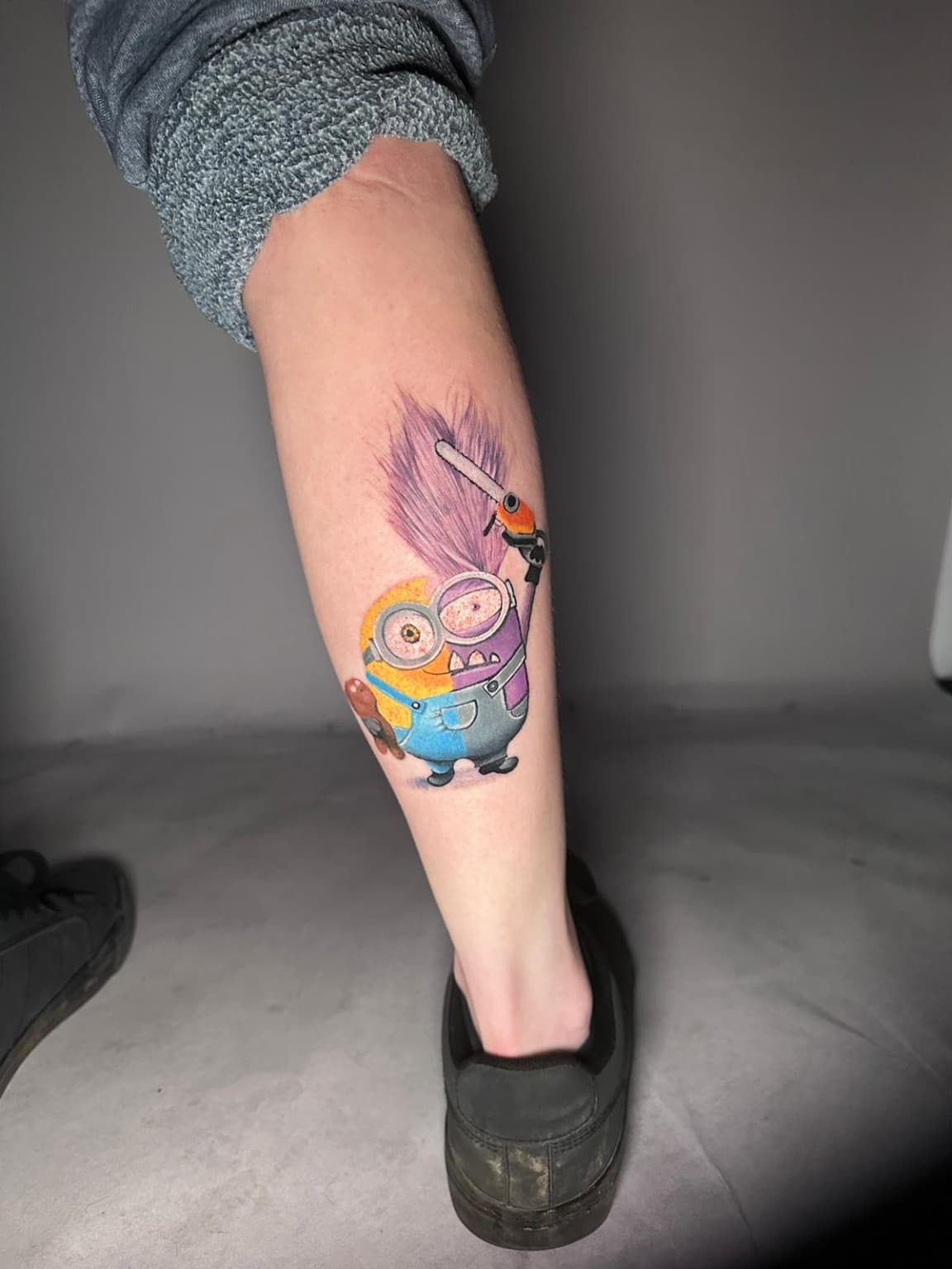 Farbiges Cartoon-Tattoo an der Wade