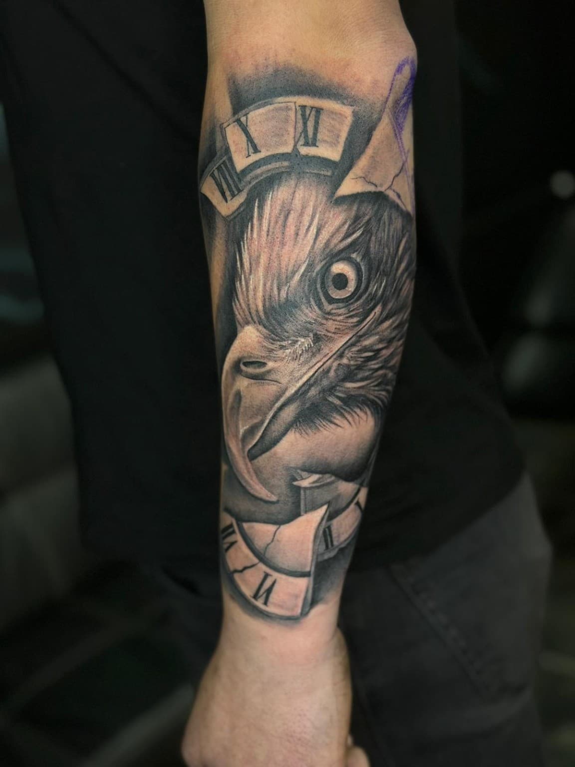Realistisches Adler-Tattoo mit zerbrochenem Uhrenzifferblatt am Unterarm
