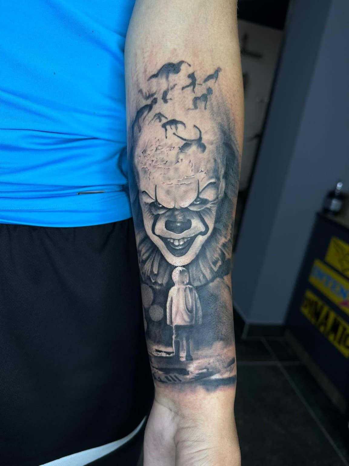 Schwarz-Grau-Realismus-Tattoo mit Horrorfigur am Unterarm